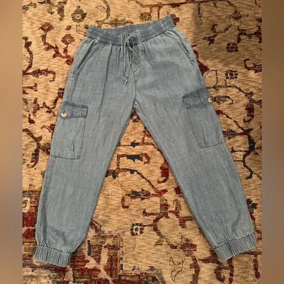 Dress Forum Los Angeles Women’s Light Wash Denim Cargo Joggers - Picture 8 of 12